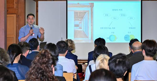 Daniel Tandler, co-founder of Urbandetail Architecture, speaks during the presentation before the roundtable session of "Architecture Talk: Evolving Hanok" on Wednesday at the Eundeok Cultural Center in Jongno-gu, Seoul. (Im Se-jun/The Korea Herald)