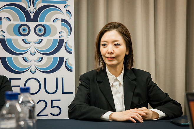 김아영 작가가 지난 28일 서울 노보텔 동대문에서 열린 기자간담회에서 질문에 답변하고 있다. 한국문화예술위원회