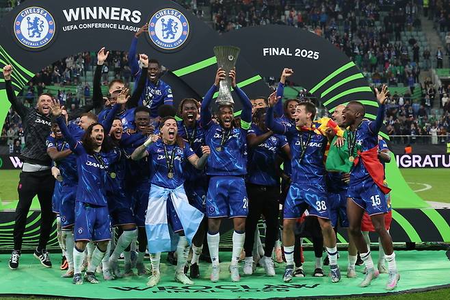 UEFA 콘퍼런스리그 정상에 오른 첼시 선수들이 시상식에서 기뻐하고 있다. EPA 연합뉴스