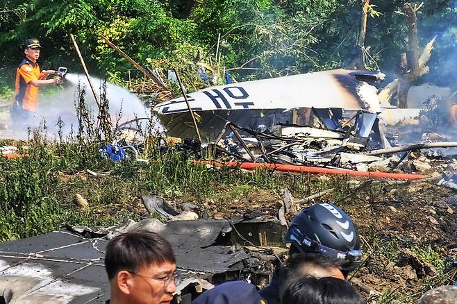 29일 오후 1시 35분께 경북 포항시 남구 동해면 야산에 해군 해상초계기 P-3C가 추락해 전소했다. 현장에서 탑승 승무원으로 추정되는 시신 3구를 수습했다. 뉴스1