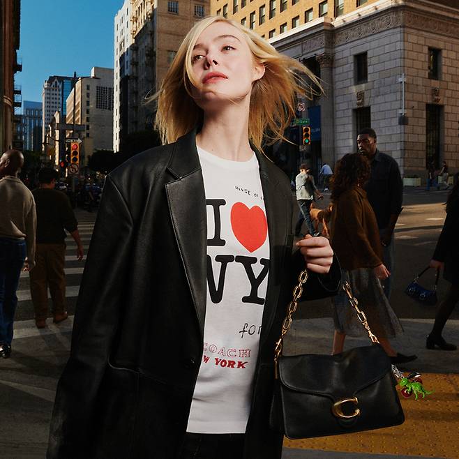 코치 인기 제품인 체인 태비백을 든 코치 앰버서더 엘 패닝