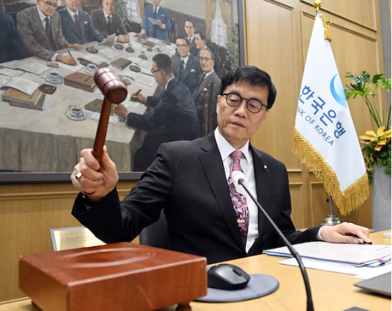 이창용 한국은행 총재가 29일 서울 중구 한국은행에서 열린 금융통화위원회에서 의사봉을 두드리고 있다. (사진=연합뉴스)