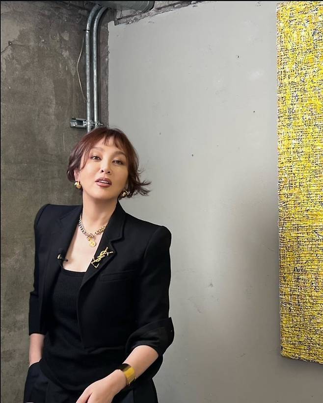 붉은빛이 도는 브라운 섀도우와 정돈된 눈썹, 누디한 립 컬러는 얼굴에 강약을 주며 도시적인 분위기를 극대화했다.사진=이승연SNS