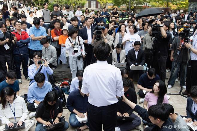 (성남=뉴스1) 이재명 기자 = 이준석 개혁신당 대통령 후보가 29일 오후 경기도 성남시 분당구 판교유스페이스 야외광장에서 열린 유세를 마친 후 백브리핑을 하고 있다. 2025.5.29/뉴스1 Copyright (C) 뉴스1. All rights reserved. 무단 전재 및 재배포, AI학습 이용 금지. /사진=(성남=뉴스1) 이재명 기자