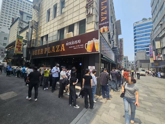 29일 정오쯤 서울 중구 소공동 주민센터 앞에 사전투표를 하려는 유권자들의 줄이 길게 늘어서 있다./사진=박상혁 기자.