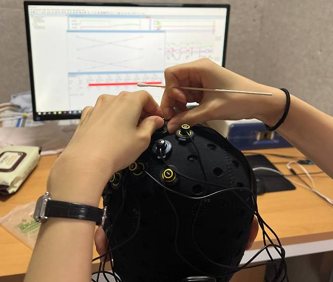 사진은 뇌파에 관한 실험을 진행 중인 김씨. /사진=독자제공