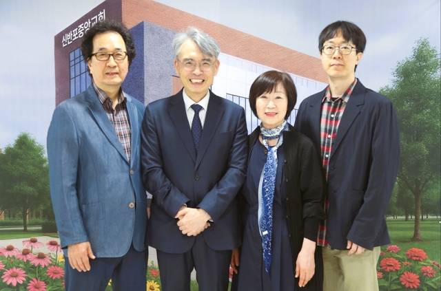 지난 부활절에 예배가 끝나고 기념사진을 찍었다. (왼쪽부터) 필자, 김지훈 목사, 아내 박상숙, 아들 김민욱.