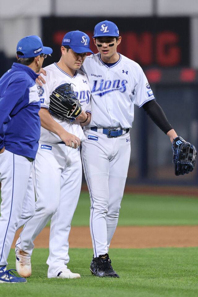 벤치 클리어링 도중 최원태(좌)와 대화를 나누는 구자욱(우)./삼성 라이온즈