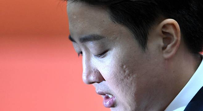 이준석 개혁신당 대선 후보가 29일 오전 서울 여의도 국회에서 긴급기자회견을 열고 지난 3차 TV 토론회에서 여성 신체에 대한 표현으로 논란이 되는 것과 관련해 입장을 밝히고 있다. 임세준 기자