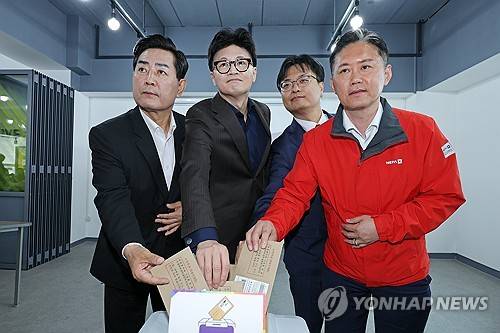 사전투표하는 한동훈 전 대표 (광주=연합뉴스) 김혜인 기자 = 제21대 대통령 선거 사전투표일인 29일 국민의힘 한동훈 전 대표가 광주 동구 창업지원센터 4층 회의실에 마련된 사전투표소에서 투표용지를 투표함에 넣고 있다. 2025.5.29 in@yna.co.kr