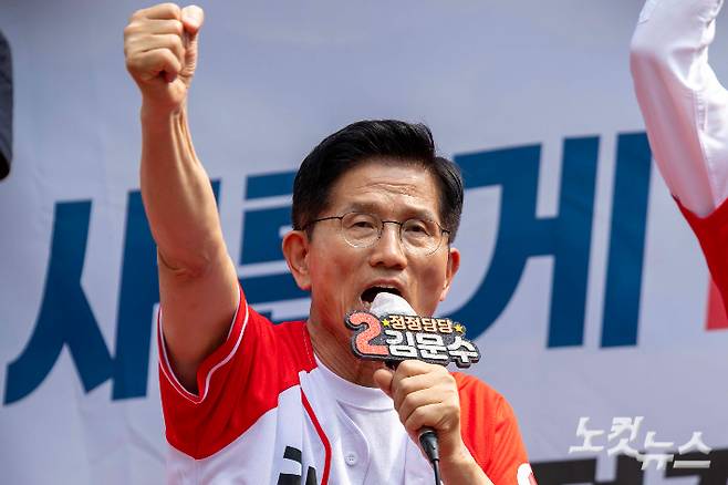 국민의힘 김문수 후보가 28일 경남 양산시민들에게 지지를 호소하고 있다. 황진환 기자