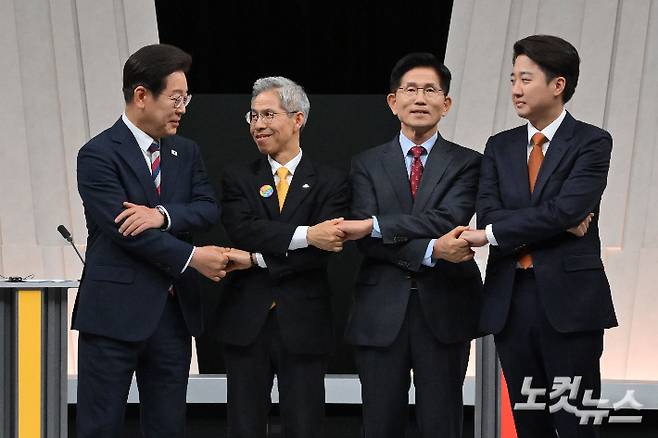 더불어민주당 이재명(왼쪽부터), 민주노동당 권영국, 국민의힘 김문수, 개혁신당 이준석 대선 후보가 27일 서울 마포구 상암동 MBC 스튜디오에서 진행된 정치 분야 TV토론회에 앞서 포즈를 취하고 있다. 국회사진기자단