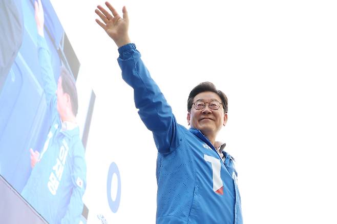 이재명 더불어민주당 대선 후보가 28일 오후 서울 성동구 왕십리역 광장에서 열린 유세에 참석해 유권자들에게 지지를 호소하고 있다. 류영주 기자