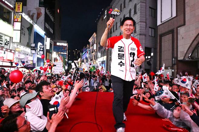김문수 국민의힘 대통령 후보가 28일 대구광역시 동성로에서 열린 유세에서 시민들에게 지지를 호소하고 있다. 황진환 기자