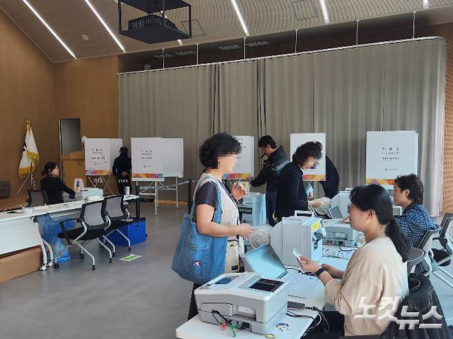 제21대 대선 사전투표 첫날인 29일 오전 부산 연산3동 사전투표소 모습. 정혜린 기자