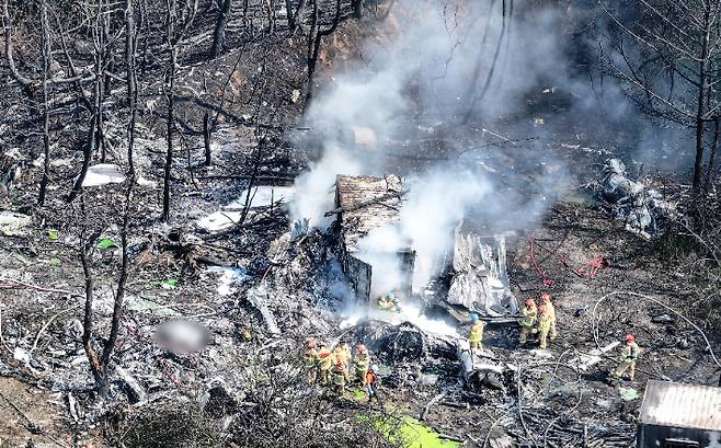 29일 오후 1시 50분께 경북 포항시 남구 동해면 신정리 한 야산에 해군 초계기가 추락한 가운데 군과 소방 당국 등 관계기관이 현장 수습을 하고 있다. 연합뉴스