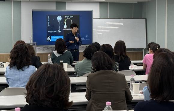 방송인 주철환(70) 전 이화여대 교수가 28일, 동신대학교 여성리더십 최고위과정 특강에서 무대와 강단을 오가며 유쾌하면서도 진중한 인생 철학을 들려주었다.