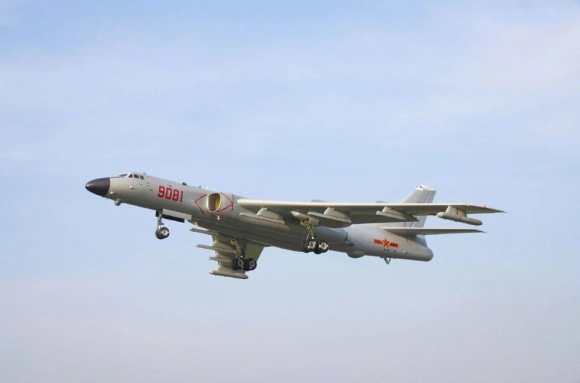 중국 최신 H-6J 폭격기 자료사진