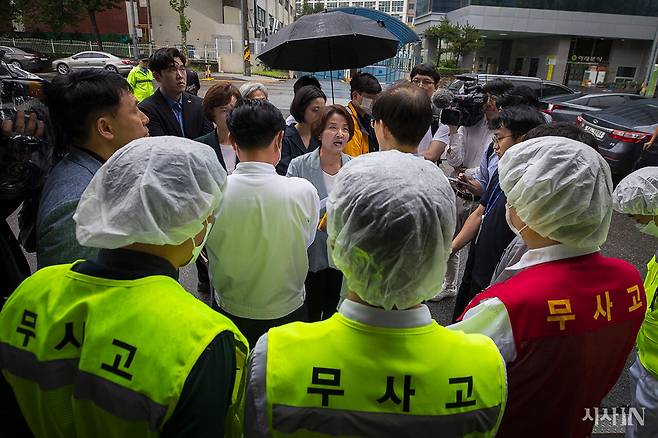 2023년 8월11일 정의당 의원들이 끼임 사고로 사망자가 발생한 SPC그룹 샤니 성남공장에 대한 현장 검증에 나서자 회사 관계자들이 의원들의 출입을 막고 있다. ⓒ시사IN 신선영