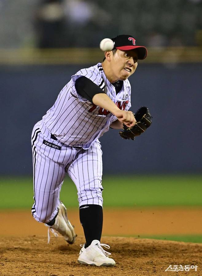 LG 박명근은 지난해까지 마무리투수로 활약한 유영찬이 1군에 돌아오면 곧 임시 마무리투수 보직을 내려놓게 된다. 새로운 보직을 다시 맡게되는 상황이지만, 그는 “아쉬움은 전혀 없다”며 오히려 자신감을 드러냈다. 스포츠동아DB