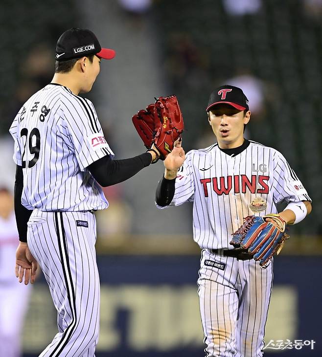 LG 손주영(왼쪽)과 신민재. 스포츠동아DB