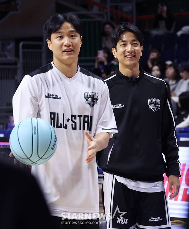 지난 1월 올스타전에서 허웅(왼쪽)과 허훈 형제의 모습. /사진=김진경 대기자