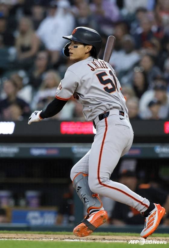 샌프란시스코 이정후가 28일 디트로이트전 타구를 날리고 바라보고 있다. /AFPBBNews=뉴스1