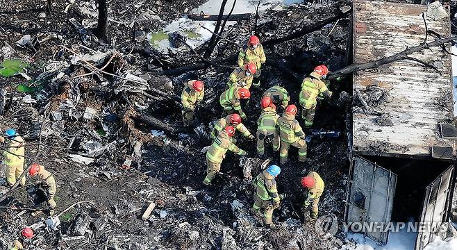 추락한 해군 초계기 탑승자 수색 (포항=연합뉴스) 윤관식 기자 = 29일 오후 1시 50분께 경북 포항시 남구 동해면 신정리 한 야산에 해군 초계기가 추락한 가운데 소방 관계자들이 탑승자 수색을 하고 있다. 2025.5.29 psik@yna.co.kr