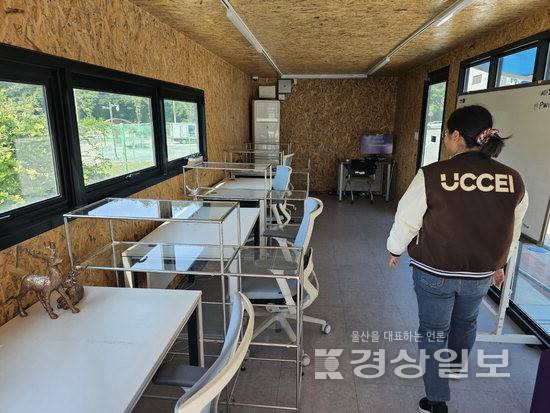 ▲ 울산창조경제혁신센터 직원이 북구 청년창업지원센터 내부를 돌며 소개하고 있다.