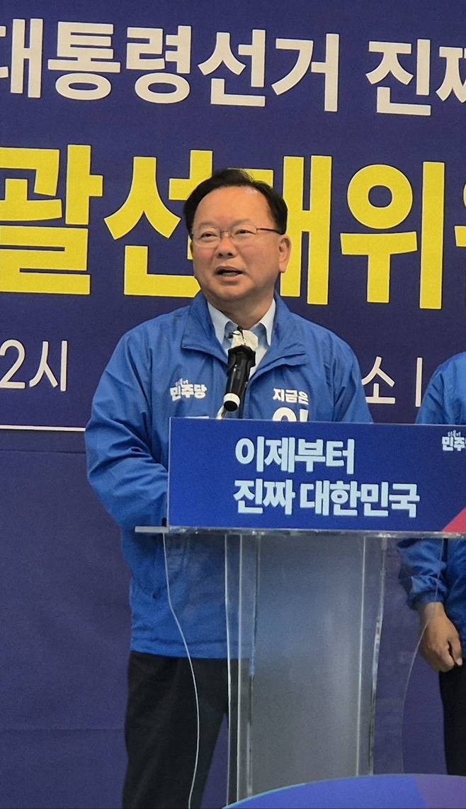 더불어민주당 김부겸 중앙당 총괄선대위원장이 30일 대구 중구 삼덕동 민주당 대구시당에서 기자회견을 열고 지역 공약에 대해 얘기하고 있다. /장은희기자