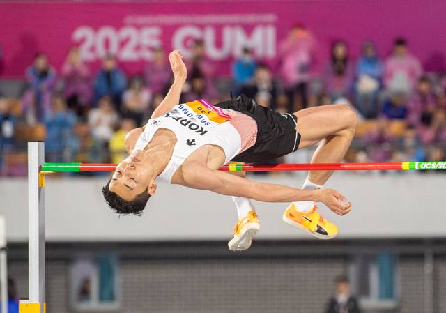 우상혁(용인시청) 선수가 지난 29일 구미시민운동장에서 열린 아시아육상경기선수권대회 남자 높이뛰기 결선에서 바를 넘고 있다. 대한육상연맹 제공.