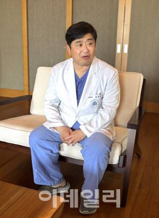 김진구 명지병원 정형외과 교수가 21일 이데일리와 만나 카티스템 수술과 관련된 질문에 답변하고 있다. (사진=이데일리 나은경 기자)