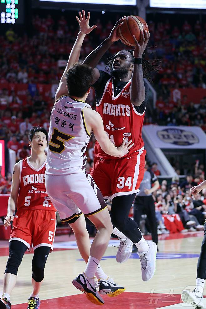 17일 오후 서울 송파구 잠실학생체육관에서 열린 '2024-25 KCC 프로농구 챔피언결정전 7차전' 서울 SK 나이츠와 창원 LG 세이커스의 경기, 3쿼터 서울 SK 자밀 워니가 창원 LG 양준석의 마크 앞에서 골밑 돌파를 하고 있다. 2025.5.17/뉴스1 ⓒ News1 김진환 기자