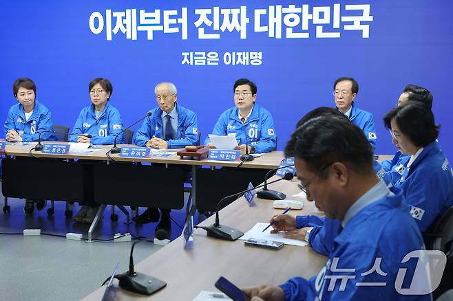 박찬대 더불어민주당 총괄선거대책위원장이 30일 서울 여의도 중앙당사에서 열린 중앙선거대책위원회의에 참석해 모두 발언하고 있다. 2025.5.30/뉴스1 ⓒ News1 안은나 기자