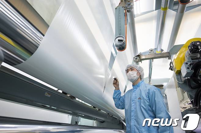 분리막을 살펴보는 SKIET 직원.(자료사진, SKIET 제공)