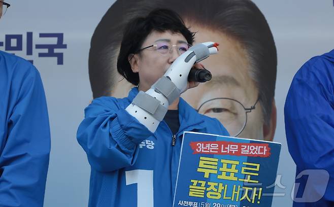 김선민 조국혁신당 대표 권한대행이 30일 울산 북구 현대자동차 명촌 정문 앞에서 이재명 더불어민주당 대통령 후보 지지 연설을 하고 있다. 2025.5.30/뉴스1 ⓒ News1 김세은 기자