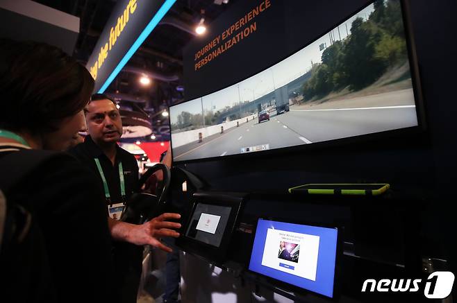 2020년 미국 네바다주 라스베이거스 컨벤션센터에서 열린 국제가전전시회 'CES 2020'(Consumer Electronics Show) 아마존 부스에서 관람객들이 AI 비서 아마존 알렉사를 탑재한 차량의 주행 시스템을 살펴보는 모습. ⓒ News1 오대일 기자