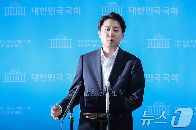 이준석 개혁신당 대통령 후보가 30일 오후 서울 여의도 국회 소통관에서 민주당, 조국혁신당, 진보당, 기본소득당, 사회민주당 의원들이 자신을 국회에서 제명시키는 징계안을 제출한 것과 관련 긴급 기자회견을 한 뒤 취재진 질문에 답하고 있다. 2025.5.30/뉴스1 ⓒ News1 안은나 기자