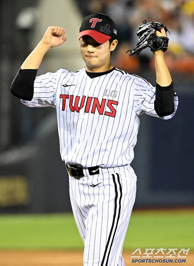 29일 잠실야구장에서 열린 한화와 LG의 경기, 9회초 LG 김영우가 경기를 승리로 끝낸 후 기뻐하고 있다. 잠실=허상욱 기자wook@sportschosun.com/2025.05.29/