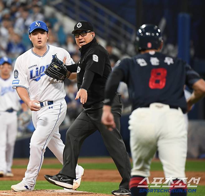 29일 대구 라이온즈파크에서 열린 롯데-삼성전. 5회초 2사 전준우가 최원태의 공에 맞았다. 첫 번째 벤치클리어링 발발 후 1루에 나가던 전준우와 최원태가 또다시 충돌하고 있다. 대구=정재근 기자 cjg@sportschosun.com/2025.5.29/