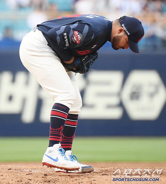 27일 대구 라이온즈파크에서 열린 롯데-삼성전. 롯데 감보아가 투구 전 허리를 숙이는 동작 때문에 혼쭐이 났다. 대구=정재근 기자 cjg@sportschosun.com/2025.5.27/