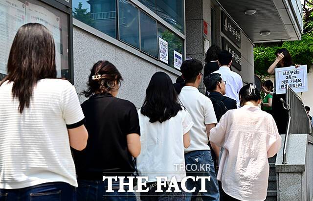 제21대 대통령선거 사전투표 둘째 날인 30일 오후 서울 서초구 서초1동 주민센터를 찾은 유권자들이 줄을 서서 투표 순서를 기다리고 있다./배정한 기자