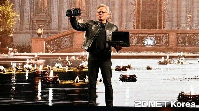 컴퓨텍스 2025 기조연설에서 지포스 RTX 5060 GPU를 공개하는 젠슨 황 CEO. (사진=지디넷코리아)