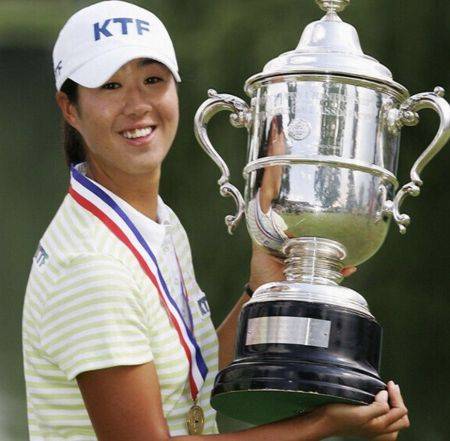 '버디 김' 김주연은 2005년 US여자오픈 4라운드 18번 홀에서 극적인 벙커 샷 버디를 잡아내 우승 트로피를 들어 올렸다. AFP연합뉴스