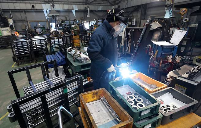 경기 시화공단 소재 한 중소기업 공장에서 직원이 작업을 하고 있다. /뉴스1