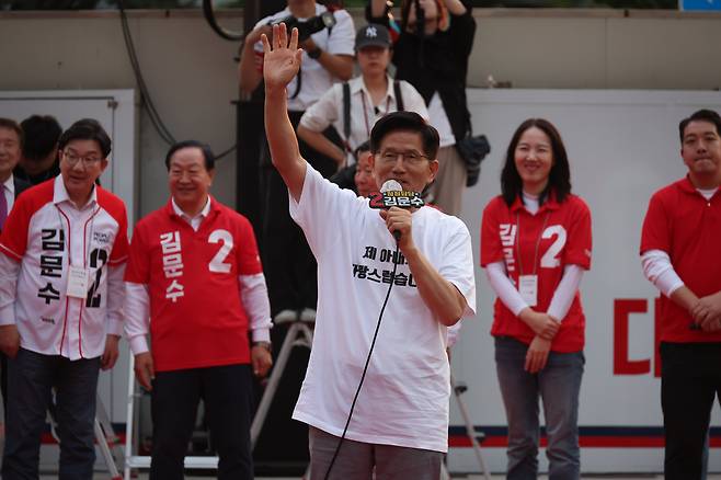 김문수 국민의힘 대통령 후보(가운데)가 30일 강원 춘천시청 인근에서 유세를 하고 있다. /뉴스1