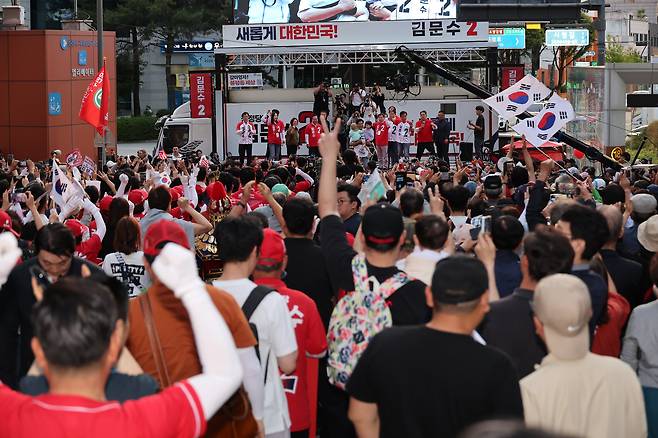 김문수 국민의힘 대통령 후보가 30일 강원 춘천시청 인근에서 유세를 하고 있다. /뉴스1