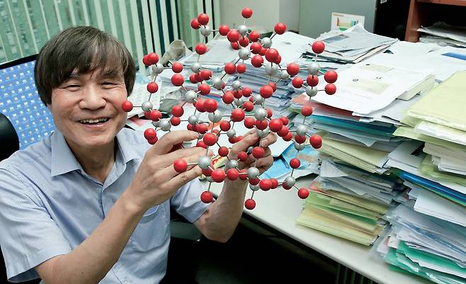 임지순 울산대 반도체학 석좌교수 - 서울대 물리학, UC 버클리 (캘리포니아대 버클리캠퍼스) 물리학 석·박사, 전 서울대 물리학부 석좌교수, 전 포항공과대 물리학과 석학교수, 대한민국 최고과학기술인상, 삼성호암상 과학상 물리수학 부문