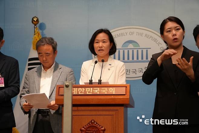 이해민 AI전환연대 공동의장(조국혁신당 의원)이 30일 국회 소통관에서 '대한민국 AI전환 선언문'을 발표하고 있다. 이해민의원실 제공