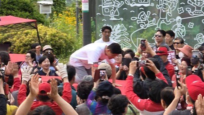 국민의힘 김문수 대선 후보가 30일 오후 7시 춘천 유세에서 유권자들에게 큰절로 사과하고 있다. 사진=김기섭 기자